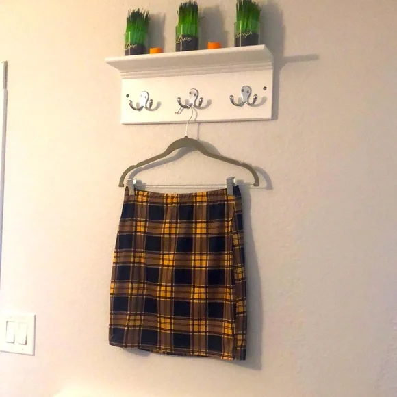 #76 NWOT Yellow Plaid Mini Skirt - Picture 3 of 14